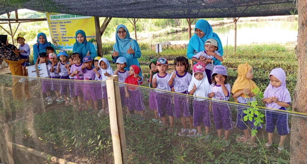 Serunya Pengalaman KB Dewi Masitoh, Desa Pecakaran-Pekalongan Belajar Menanam Mangrove untuk Masa Depan yang Lestari
