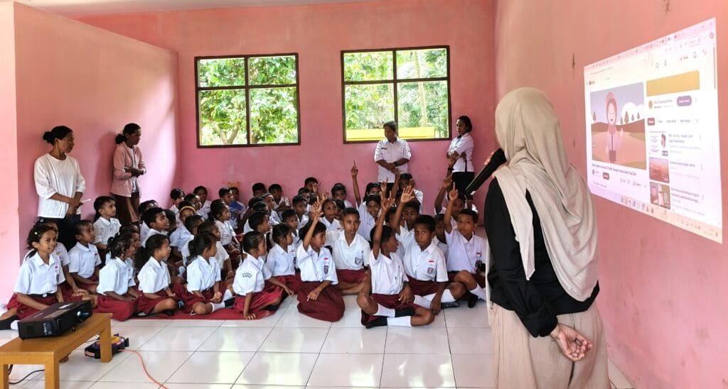 Kurangi Sampah Plastik Sekali Pakai, Program Plasma-B Gelar Edukasi, Pembagian Tumbler, Dispenser dan Galon Guna Ulang di SDN 250 Maluku Tengah