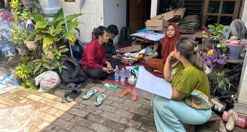 Perkuat Pengelolaan Sampah, Mahasiswa UNNES Terlibat Aktif dalam Penyusunan Buku Profil Bank Sampah bersama BINTARI Foundation