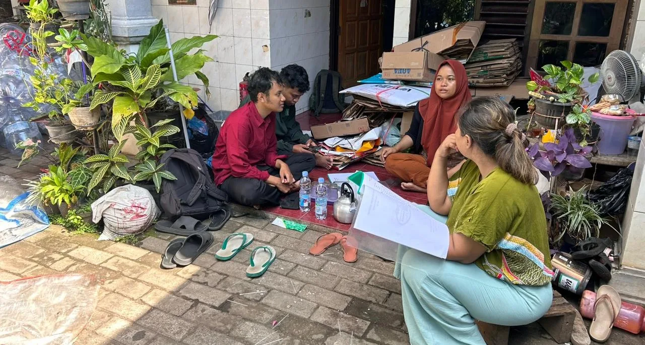 Perkuat Pengelolaan Sampah, Mahasiswa UNNES Terlibat Aktif dalam Penyusunan Buku Profil Bank Sampah bersama BINTARI Foundation